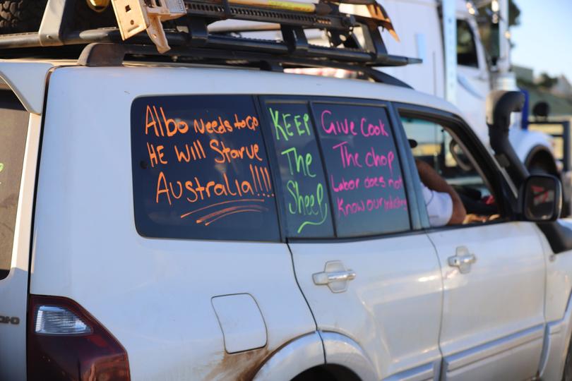 Keep the Sheep protestors in convoy.