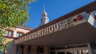 A man has received a suspended jail term for threatening police at the Kalgoorlie Courthouse.